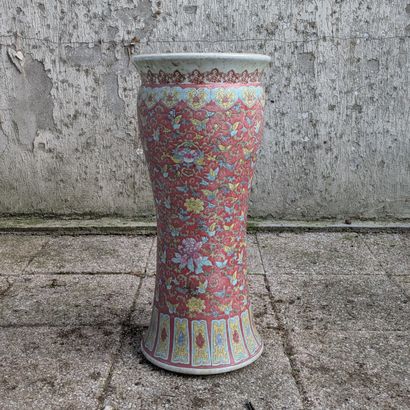 Vase balustre, bassin et support en porcelaine...