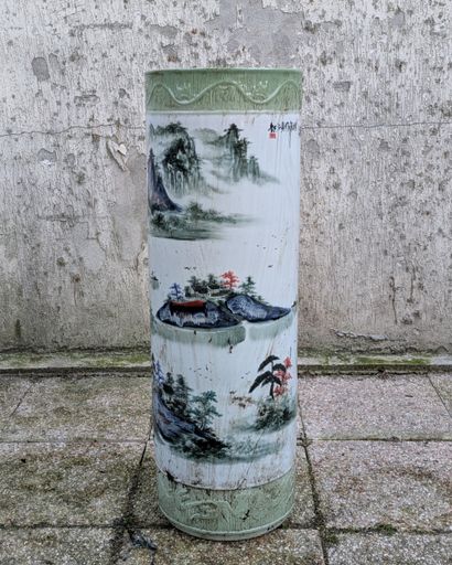 Grand vase rouleau en porcelaine à décor...