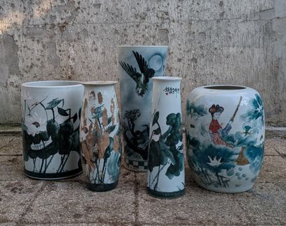 Ensemble de six vases en porcelaine à décor...