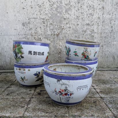 Ensemble de cinq bassins en porcelaine à...