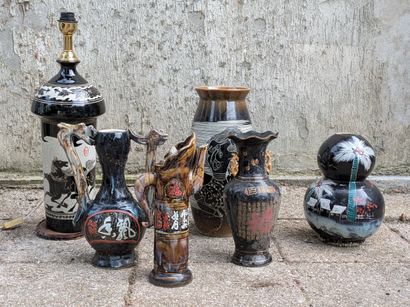 Set of black-ground porcelains with various...