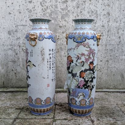 Paire de grands vases balustre en porcelaine...