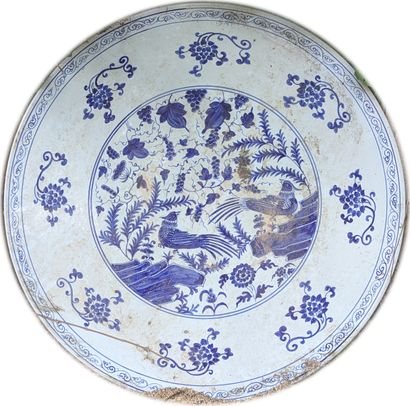 Plateau de forme ronde en porcelaine à décor...