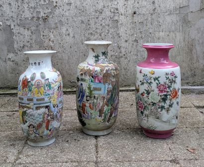 Trois vases balustre en porcelaine, un à...