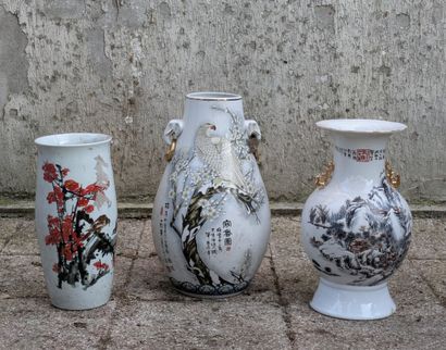 Trois vases en porcelaine, un ovoïde, un...