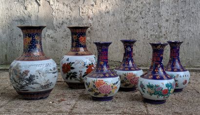 Trois paires de vases balustre en porcelaine...