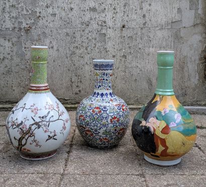 Trois vases bouteilles en porcelaine, un...