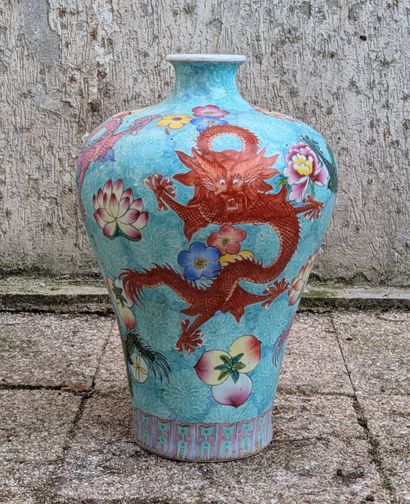 Vase meiping en porcelaine à décor en émaux...