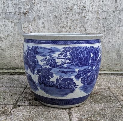 Grand bassin en porcelaine à décor en camaïeu...