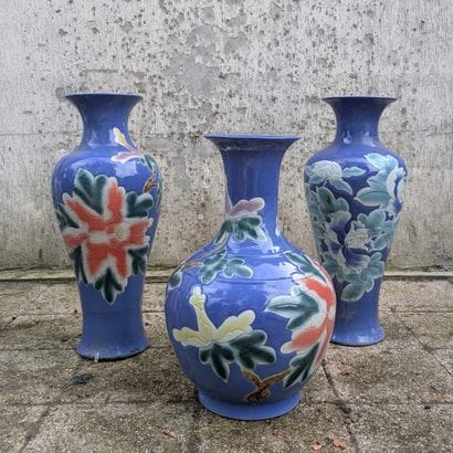 Trois vases balustre en porcelaine à décor...