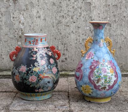 Ensemble de deux vases balustre en porcelaine...