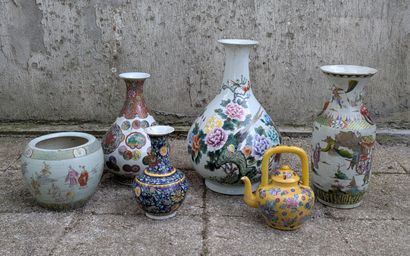 Set of porcelains decorated in polychrome...