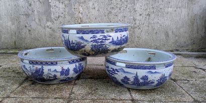 Trois bassins et deux supports en porcelaine...
