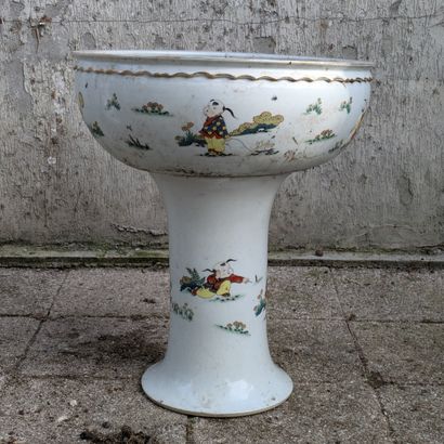 Bassin et son support en porcelaine à décor...