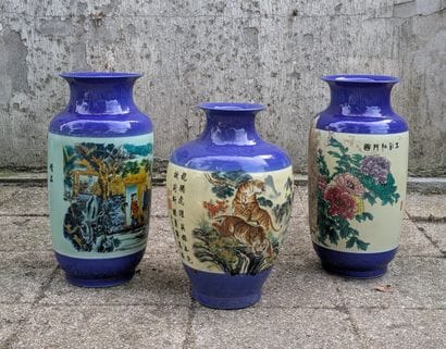 Trois vases balustre en porcelaine, la panse...