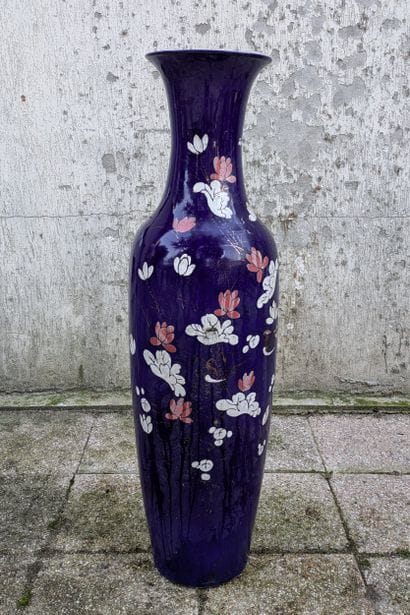 Grand vase balustre en porcelaine à décor...