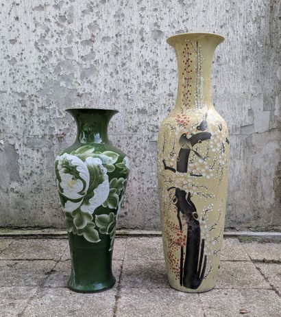 Ensemble : grand vase balustre en porcelaine...