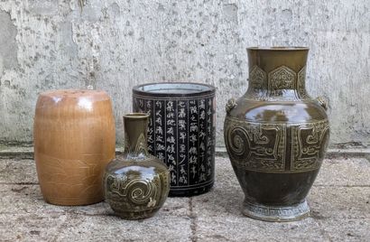 Ensemble de trois vases balustre, un vase...