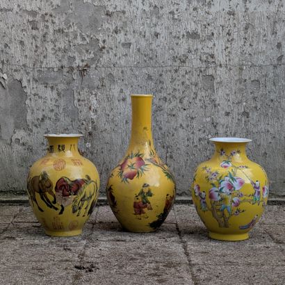 Ensemble de quatre vases en porcelaine à...