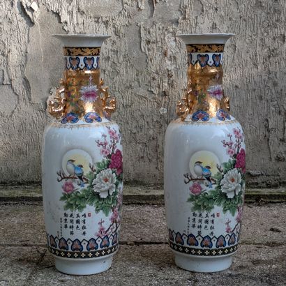 Paires de vases de forme balustre en porcelaine,...