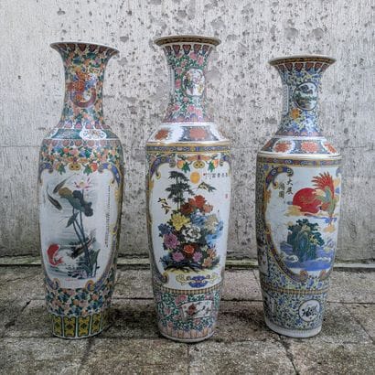 Ensemble de quatre vases balustre en porcelaine...