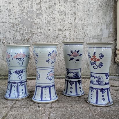 Ensemble de quatre colonnes support en porcelaine,...