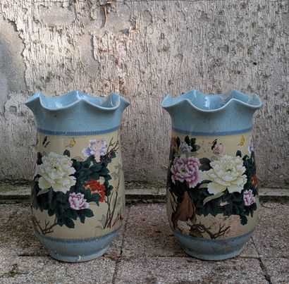 Paire de vases à col corolle en porcelaine...