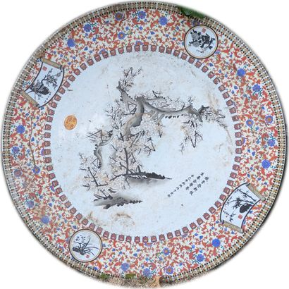 Plateau de forme ronde en porcelaine à décor...