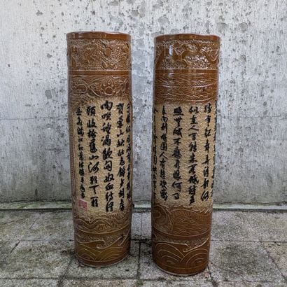 Paire de grands vases rouleau en porcelaine...