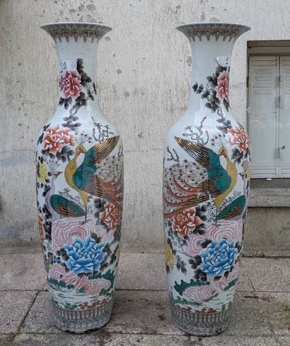 Paire de grands vases balustre en porcelaine...