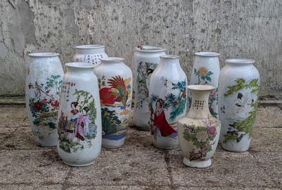 Ensemble de neuf vases en porcelaine blanche...