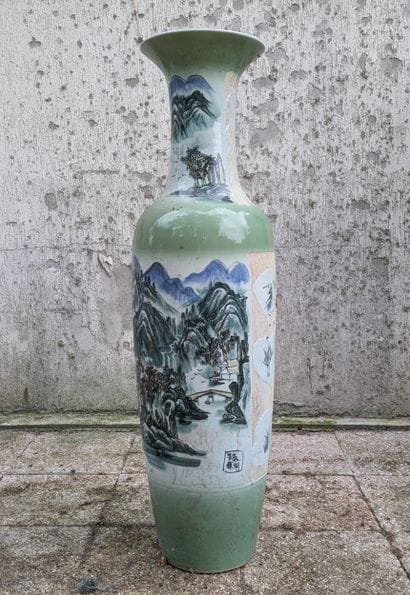 Grand vase balustre de forme fuseau en porcelaine...
