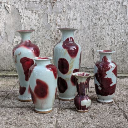 Cinq vases en porcelaine de forme balustre...