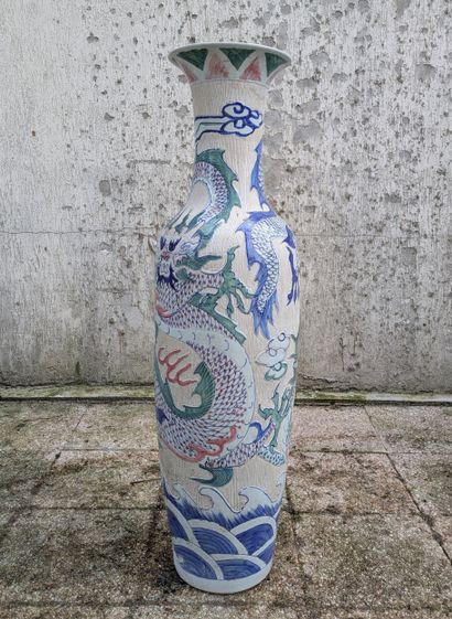 Grand vase balustre en porcelaine à décor...
