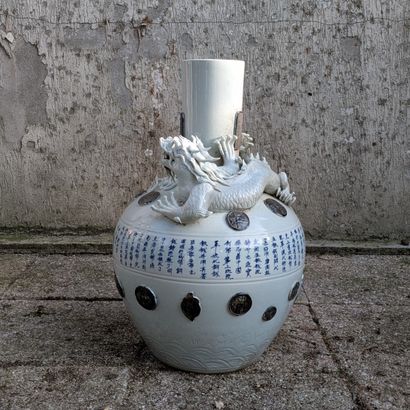 Vase globulaire à haut col en porcelaine...
