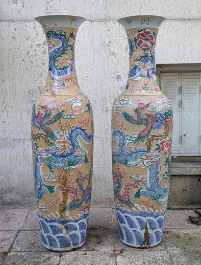 Paire d'importants vase balustre en porcelaine...
