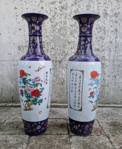 Paire de grands vases balustre en porcelaine...