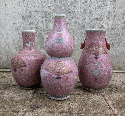 Ensemble de trois vases, un balustre, un...