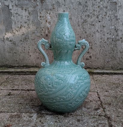 Vase gourde en porcelaine céladon à décor...