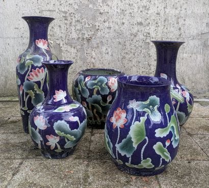 Ensemble de quatre vases et un bassin en...