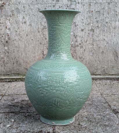 Vase balustre en porcelaine céladon à col...