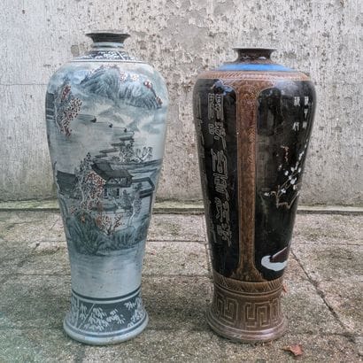 Deux vases meiping en porcelaine. Le premier...