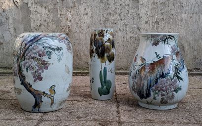 Trois vases de forme ovoïde, balustre ou...