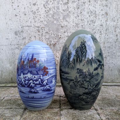 Deux pièces décoratives ovoïdes en porcelaine,...