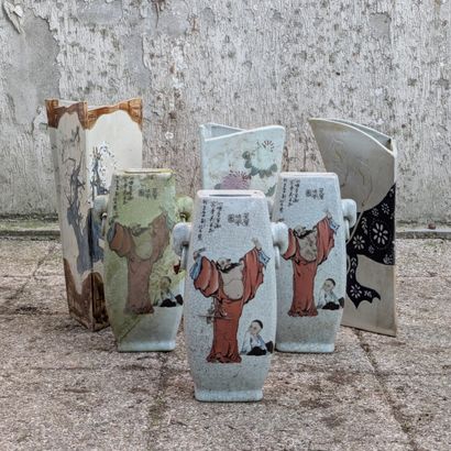 Ensemble de trois vases de section triangulaire...