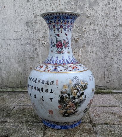 Grand vase balustre en porcelaine à décor...