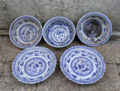 Set of porcelains in blue and white: a pair...
