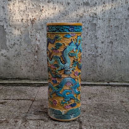 Grand vase rouleau en grès à décor en relief...
