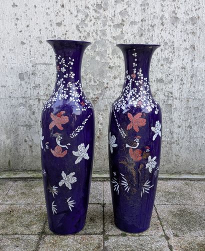 Paire de grands vases balustre en porcelaine...