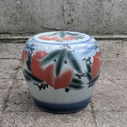 Tabouret en porcelaine à décor en émaux polychromes...